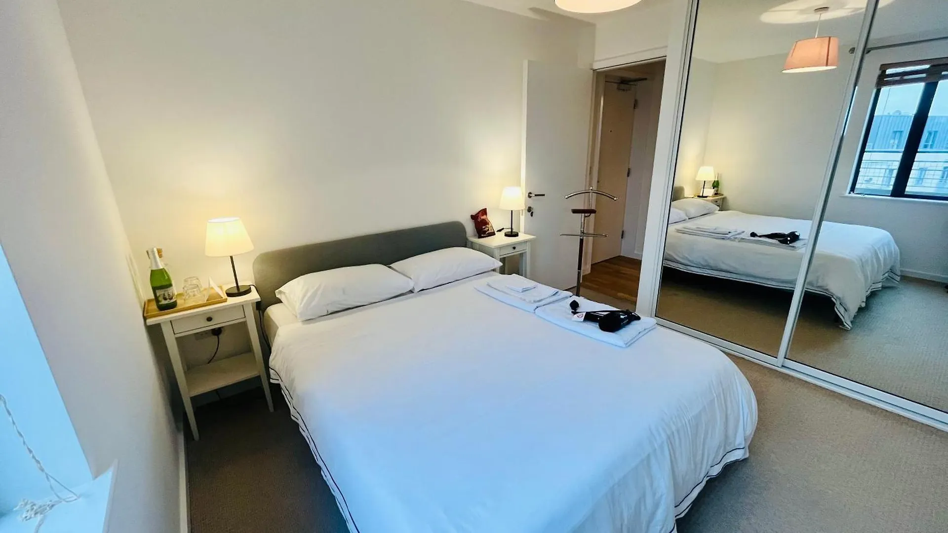 Luxurious Entire Guest House With Grand Living Space And Panoramic Balcony Views Dublin 0*,  Irsko